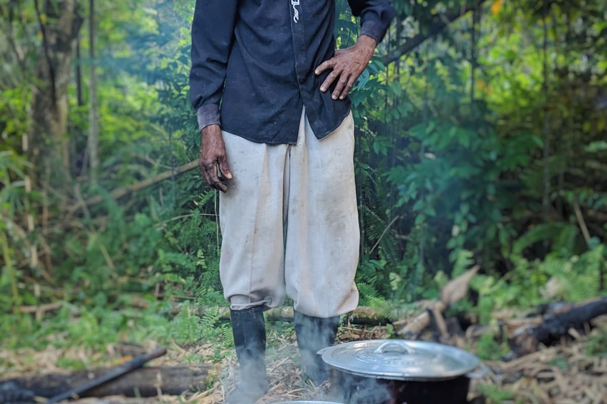 Steaming pot of traditional cow skin soup at the Nain train line stop